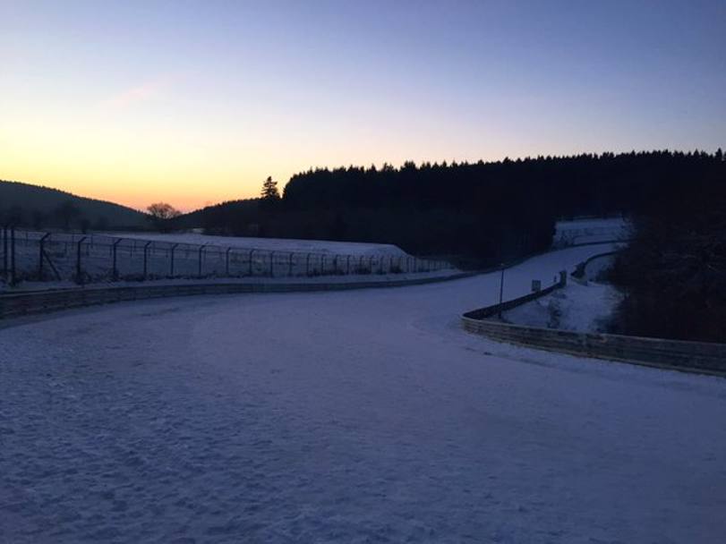 La Mercedes ha postato su Twitter questo tramonto al Nurburgring. Atmosfera natalizia e pista decisamente impraticabile.